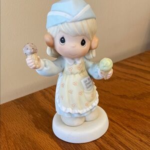 Precious Moments Figurine “Scoop’in Up
Some Love”